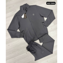 Спортивный мужской костюм...